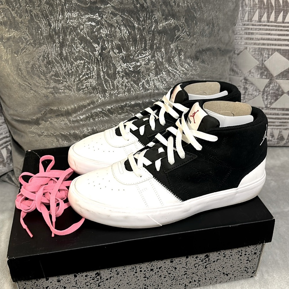 Mens size 10 Jordan mid series shoes